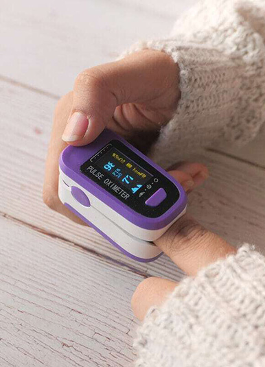 young-women-hand-using-pulse-oximeter-2
